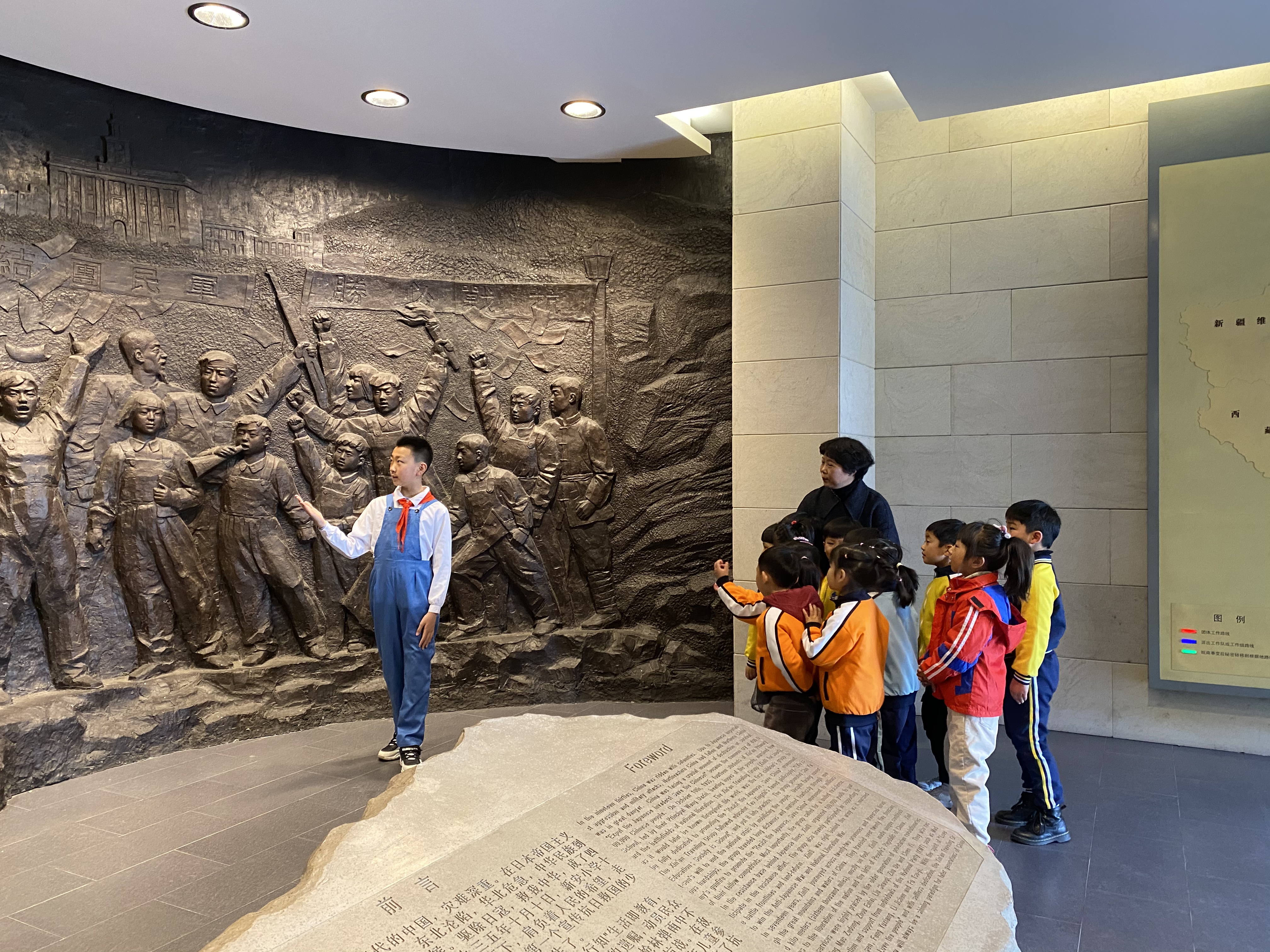 在新旅历史纪念馆,新安小学小好汉讲解员为幼儿园小朋友讲解新旅历史.