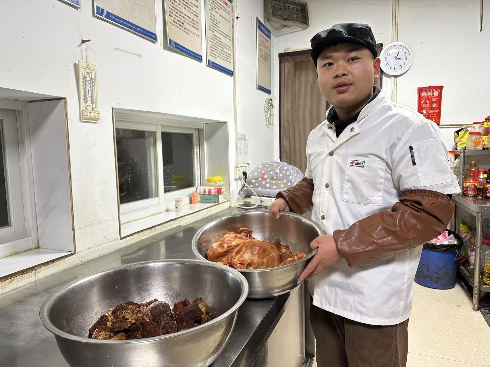 项目部开始准备年夜饭食材。