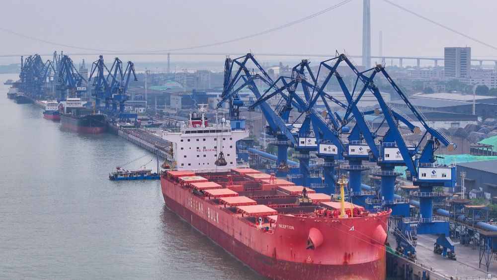 繁忙的南京港龙潭港区