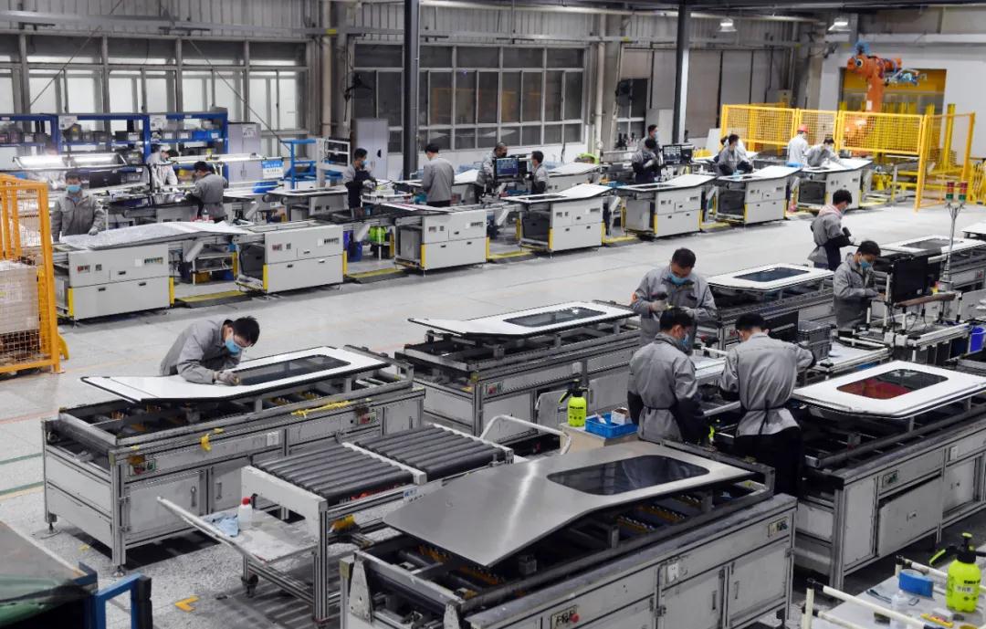 位于南京经开区的南京康尼机电股份有限公司智能化生产车间内一派繁忙景象。南京日报/紫金山新闻记者 崔晓 摄