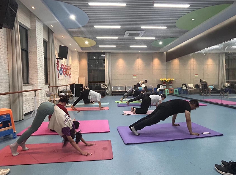 在南京市西善桥街道福润社区，年轻人下班后参加瑜伽体验课程。